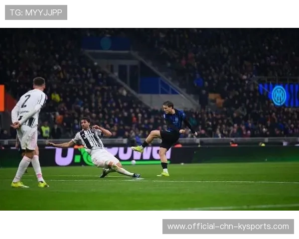 泽林斯基中场抢断后果断远射，皮球划出弧线洞穿克雷莫内塞大门